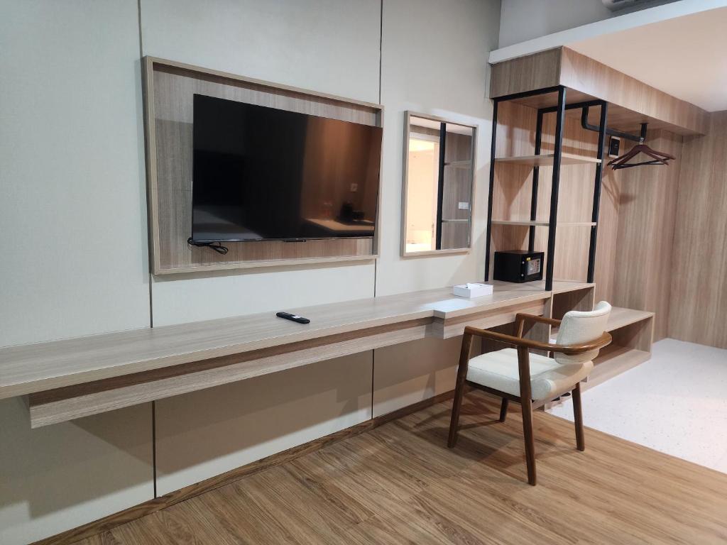 TV a/nebo společenská místnost v ubytování Gulala Azana Hotel & Resort Guci Tegal