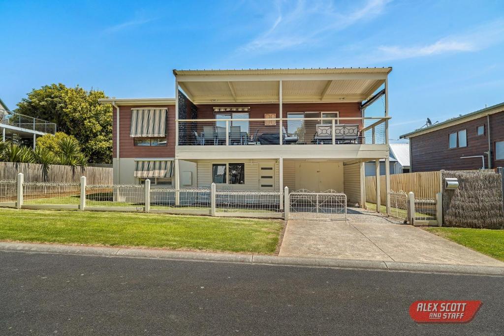 カウズにあるGoondiwindi Cowesの前に柵がある家