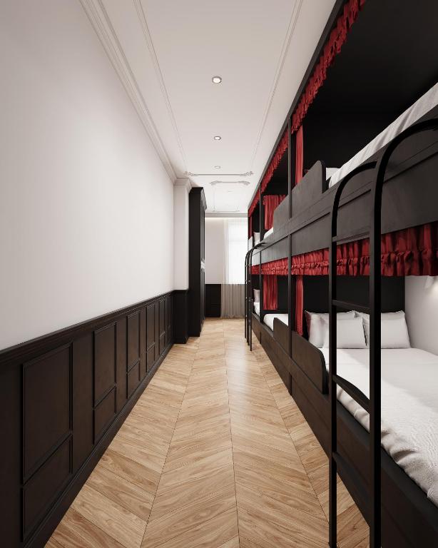 ein Flur eines Schlafsaals mit Etagenbetten in der Unterkunft Hangzhou Jianzhi Erqi Youth Hostel Xihu Branch in Hangzhou