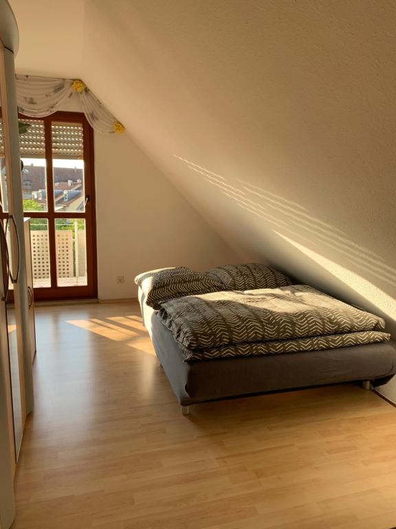 Postel nebo postele na pokoji v ubytování Kleines Dachzimmer mit Balkon