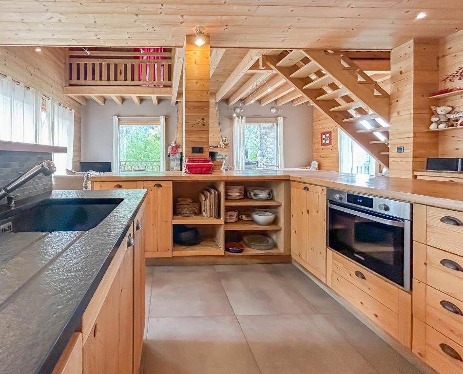 Köök või kööginurk majutusasutuses Maison Style Chalet 4 étoiles avec Jacuzzi- La Sérénité de Sailhan