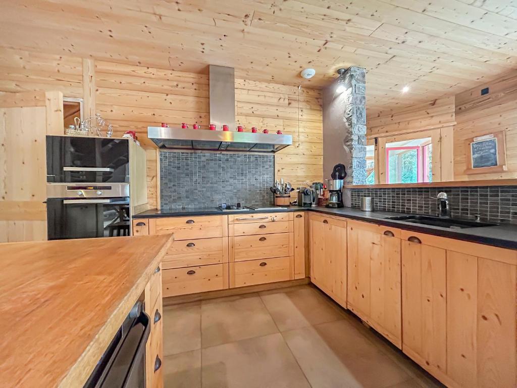 Köök või kööginurk majutusasutuses Maison Style Chalet 4 étoiles avec Jacuzzi- La Sérénité de Sailhan