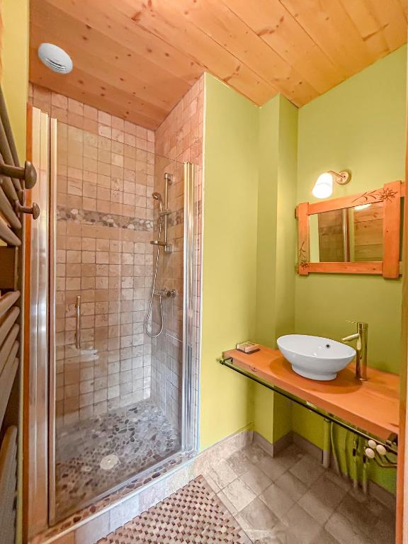 Vannituba majutusasutuses Maison Style Chalet 4 étoiles avec Jacuzzi- La Sérénité de Sailhan