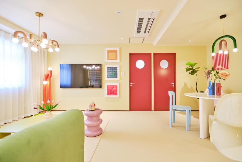 TV a/nebo společenská místnost v ubytování 寅ホテル 御徒町 TORA HOTEL Okachimachi
