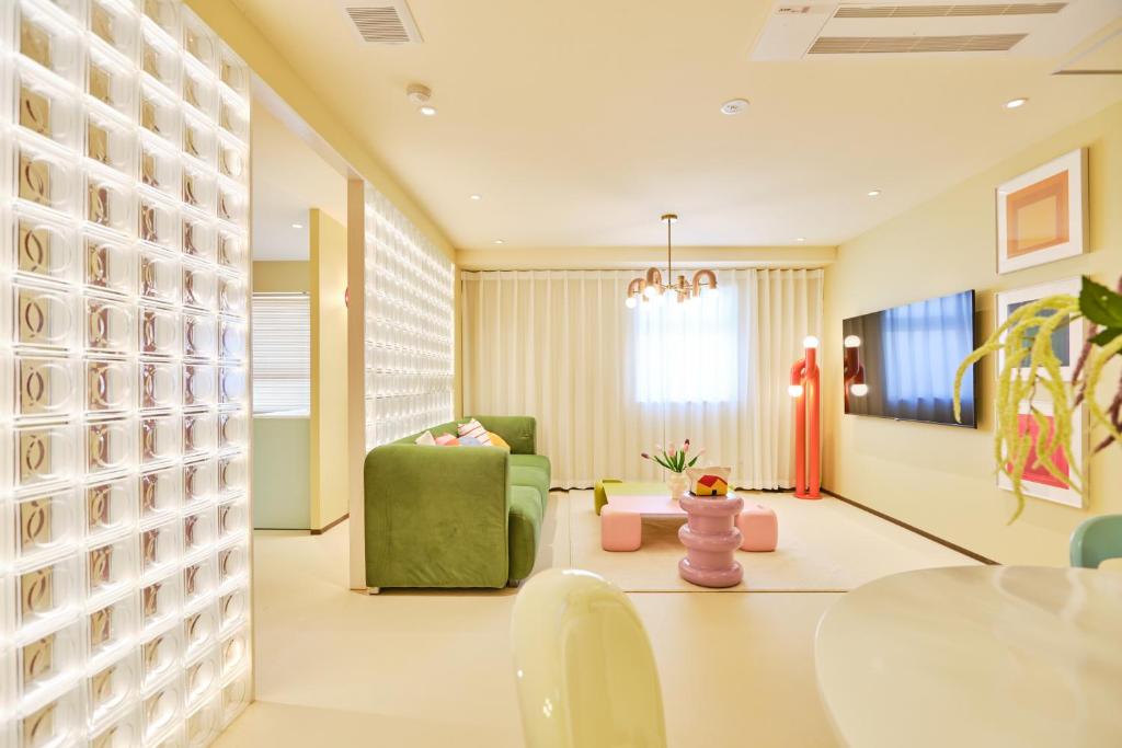 TV a/nebo společenská místnost v ubytování 寅ホテル 御徒町 TORA HOTEL Okachimachi