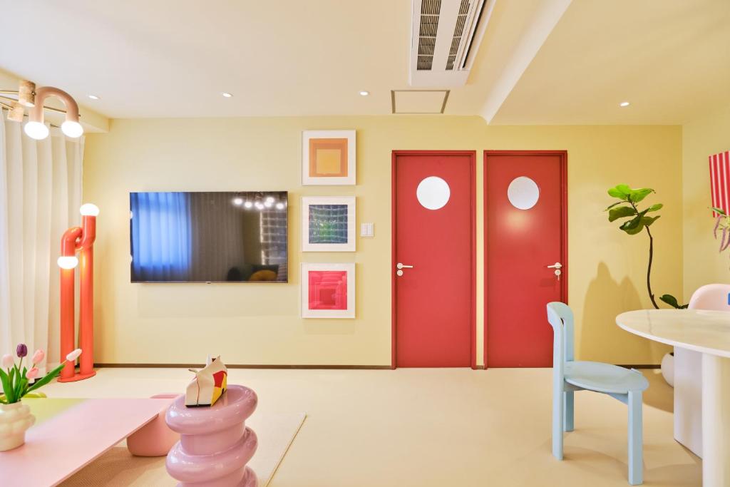 TV a/nebo společenská místnost v ubytování 寅ホテル 御徒町 TORA HOTEL Okachimachi