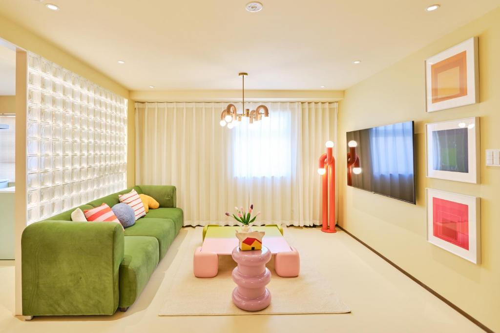 TV a/nebo společenská místnost v ubytování 寅ホテル 御徒町 TORA HOTEL Okachimachi