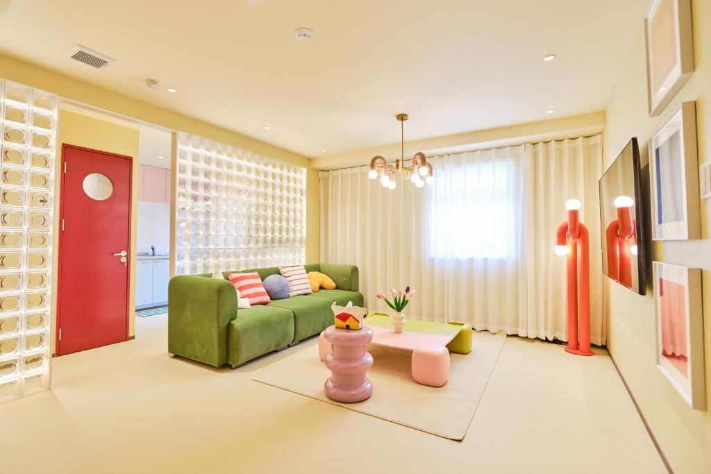 TV a/nebo společenská místnost v ubytování 寅ホテル 御徒町 TORA HOTEL Okachimachi
