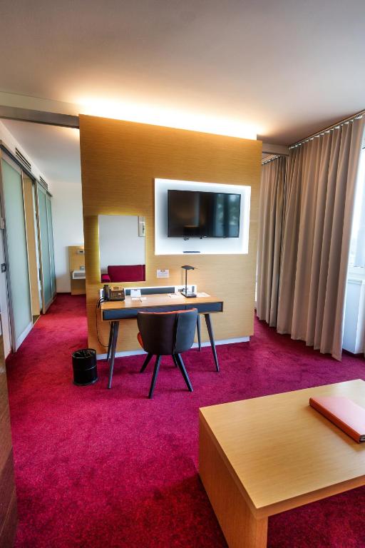 Televiisor ja/või meelelahutuskeskus majutusasutuses HABAKUK Wellness & Event Hotel