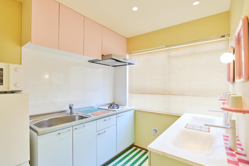 Kuchyň nebo kuchyňský kout v ubytování 寅ホテル 御徒町 TORA HOTEL Okachimachi