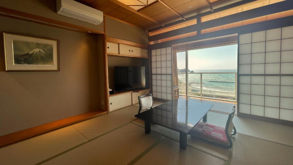 Nishiizu Crystal View Hotel的电视和/或娱乐中心