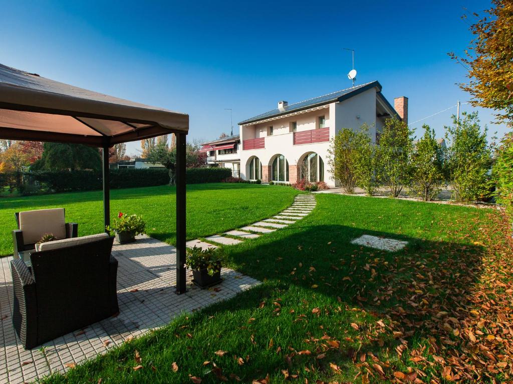 a house with a gazebo in a yard at B&B Cà Dea Calle in Vallà