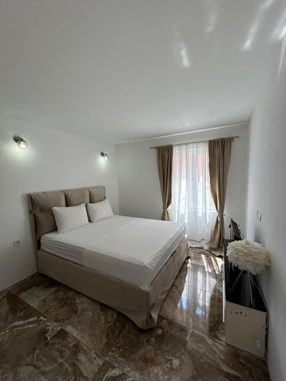 ツェティニェにあるHouse Pravilovic apartmentsの部屋の中に大きなベッドがある寝室