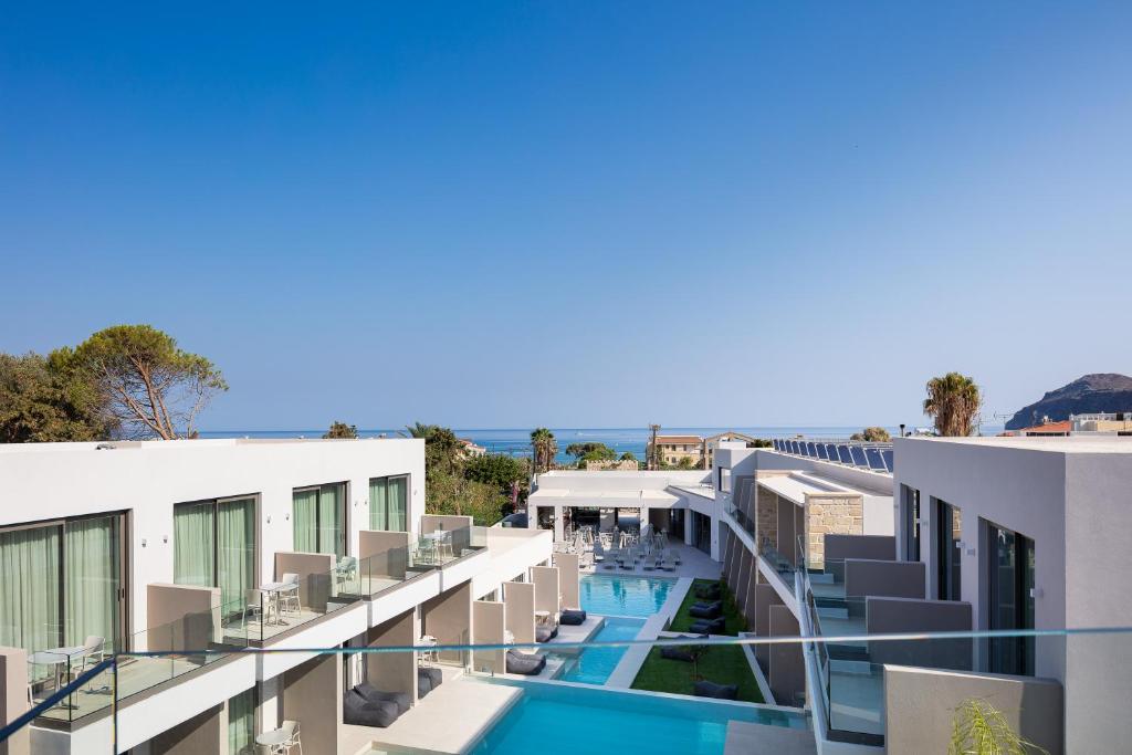 Bazén v ubytování Phos Hotel Adults Only nebo v jeho okolí