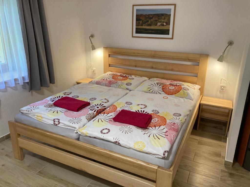 Postel nebo postele na pokoji v ubytování Šedivinské apartmány - rodinné apartmány v Orlických horách