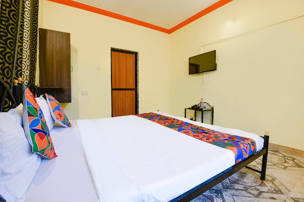 Postel nebo postele na pokoji v ubytování FabHotel Joaquim Beachside Resort - Nr Tito's Lane, Baga Beach