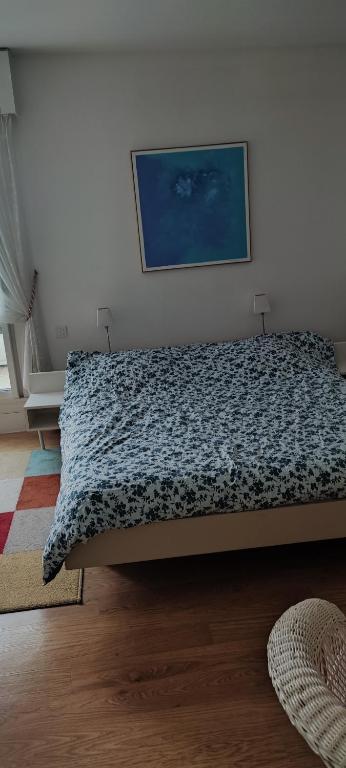 une chambre avec un lit dans une pièce dans l'établissement Jardin SAY, à Nantes