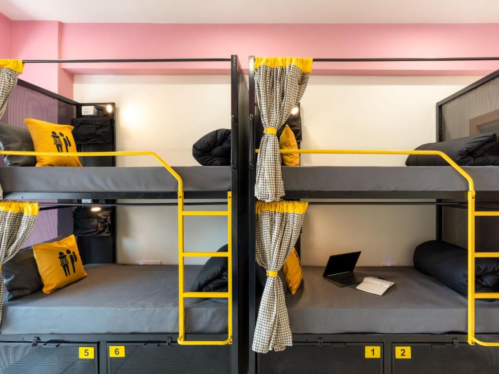 Palanda nebo palandy na pokoji v ubytování The Hosteller Jaipur, MI Road