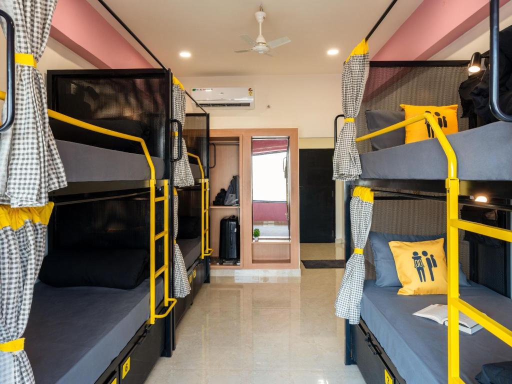 Postel nebo postele na pokoji v ubytování The Hosteller Jaipur, MI Road