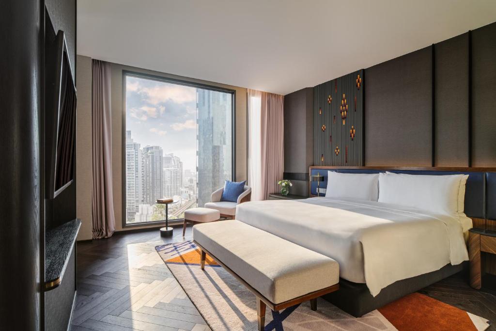 Postel nebo postele na pokoji v ubytování InterContinental Bangkok Sukhumvit by IHG