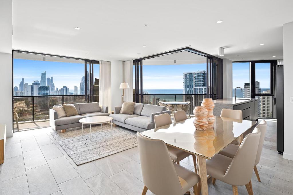 un soggiorno con tavolo e sedie di CASSA ENCORE - Luxury Apartments Managed by The Cassa a Gold Coast
