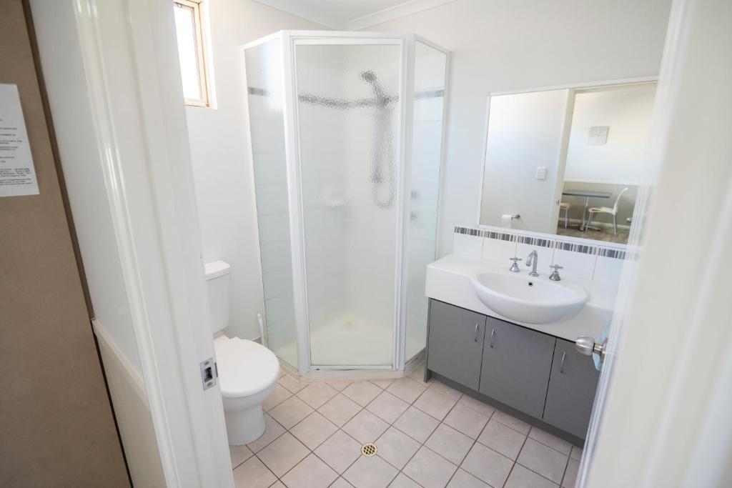 ein Badezimmer mit Dusche, Toilette und Waschbecken in der Unterkunft Esperance Bay Holiday Park in Esperance