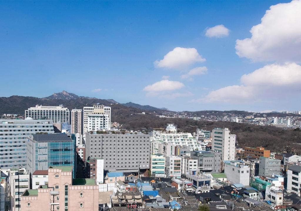 ソウルにあるMoxy Seoul Insadongの高層建築の街並み