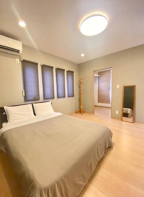Postel nebo postele na pokoji v ubytování U&T House
