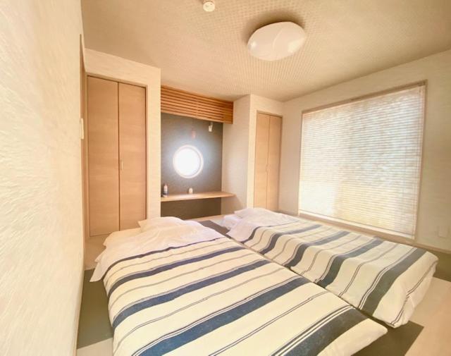 Postel nebo postele na pokoji v ubytování U&T House