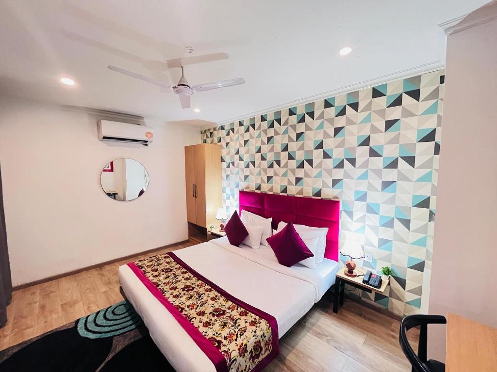 Postel nebo postele na pokoji v ubytování Qotel Hotel Chattarpur - Near Chattarpur Metro