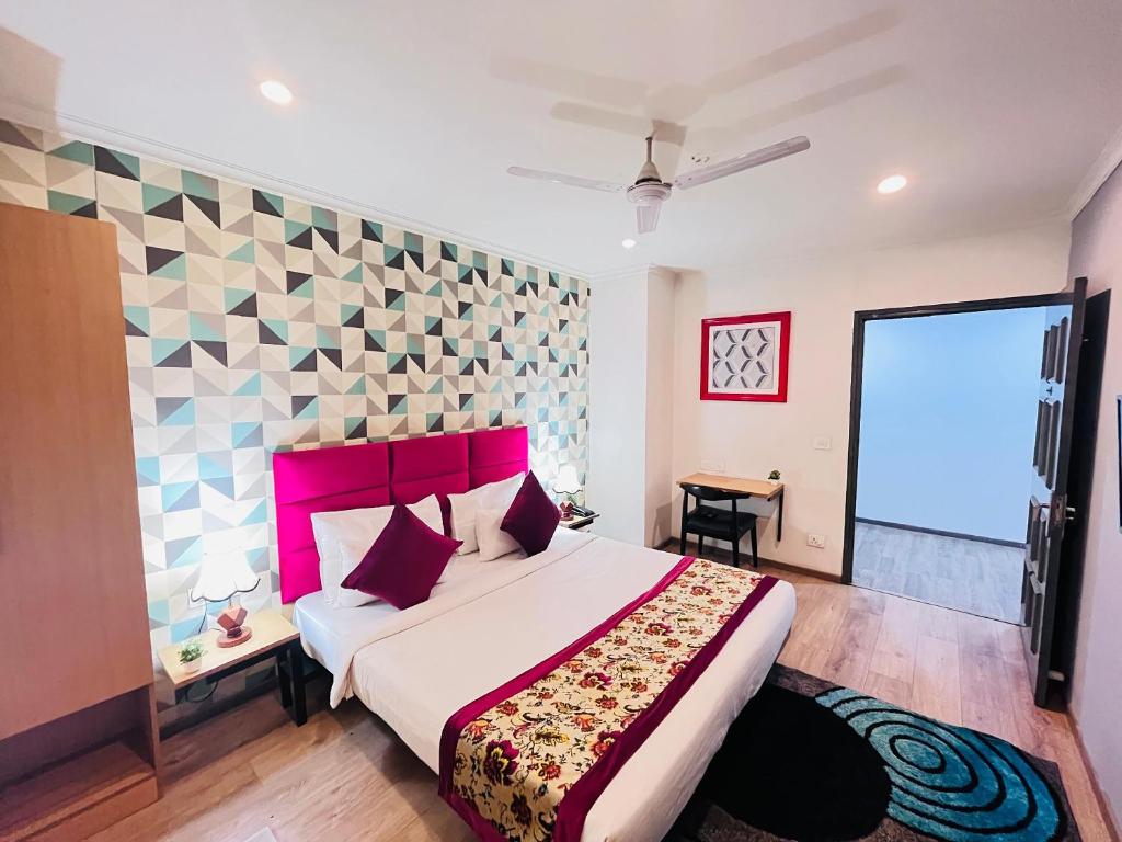 Postel nebo postele na pokoji v ubytování Qotel Hotel Chattarpur - Near Chattarpur Metro