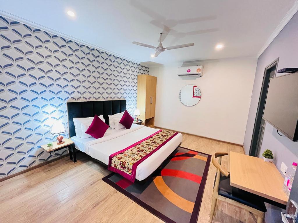 Postel nebo postele na pokoji v ubytování Qotel Hotel Chattarpur - Near Chattarpur Metro