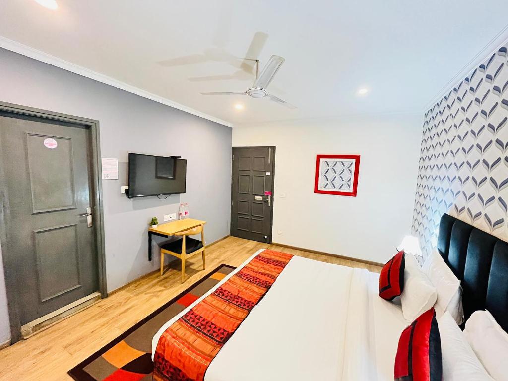 Postel nebo postele na pokoji v ubytování Qotel Hotel Chattarpur - Near Chattarpur Metro