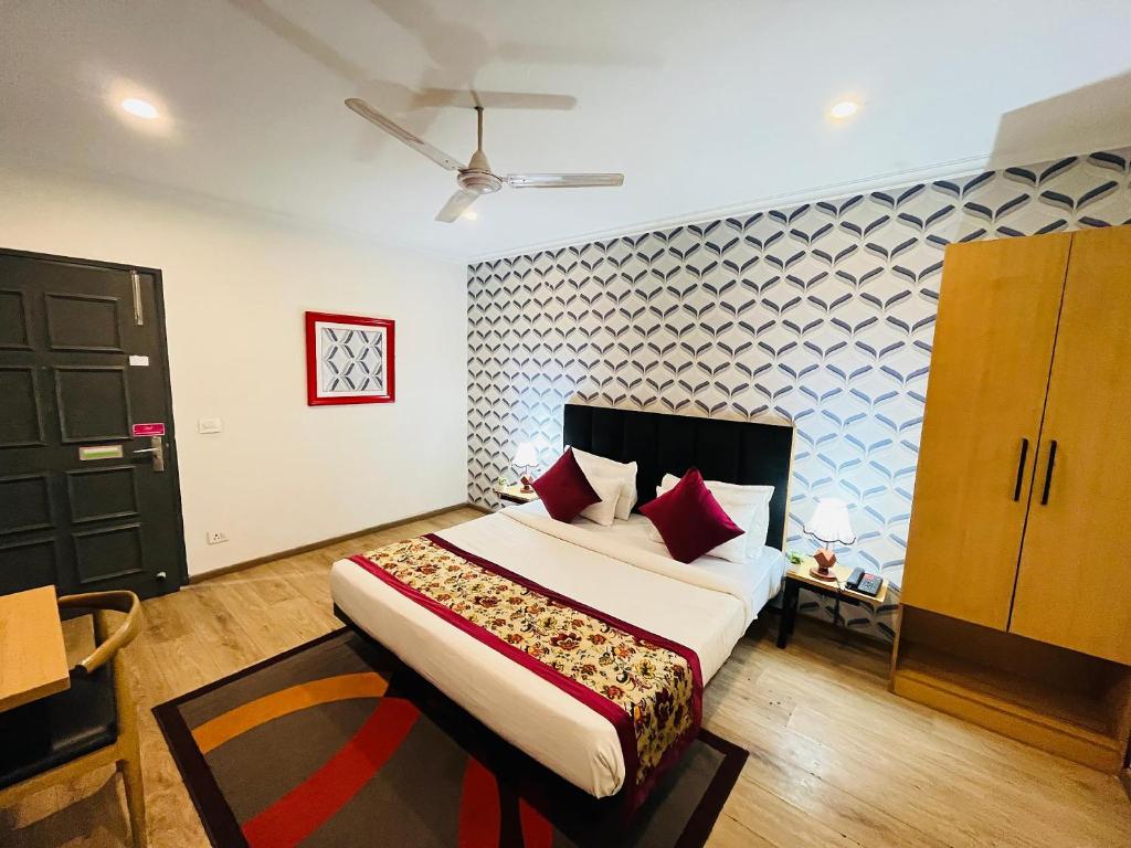 Postel nebo postele na pokoji v ubytování Qotel Hotel Chattarpur - Near Chattarpur Metro
