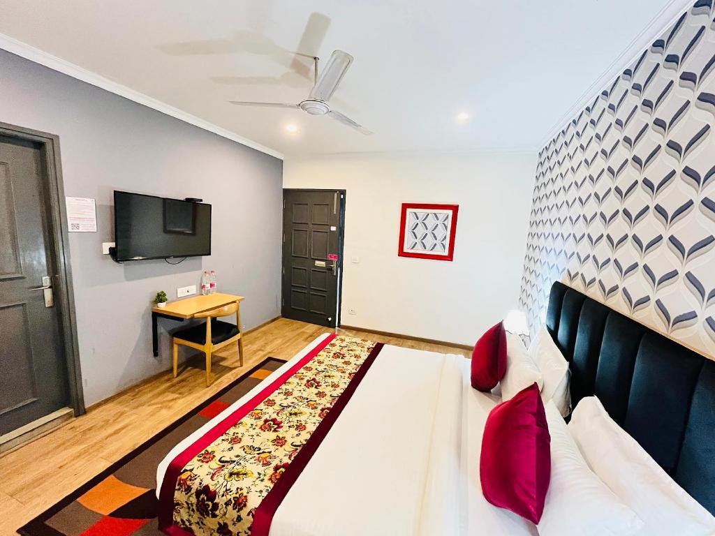 TV a/nebo společenská místnost v ubytování Qotel Hotel Chattarpur - Near Chattarpur Metro