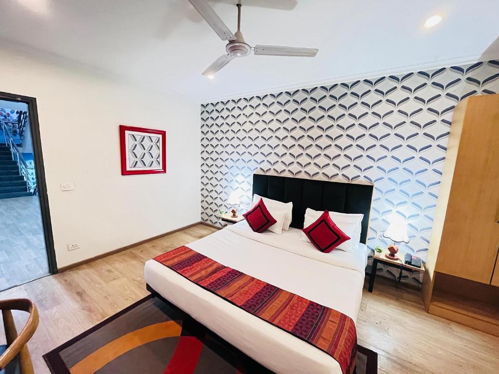 Postel nebo postele na pokoji v ubytování Qotel Hotel Chattarpur - Near Chattarpur Metro