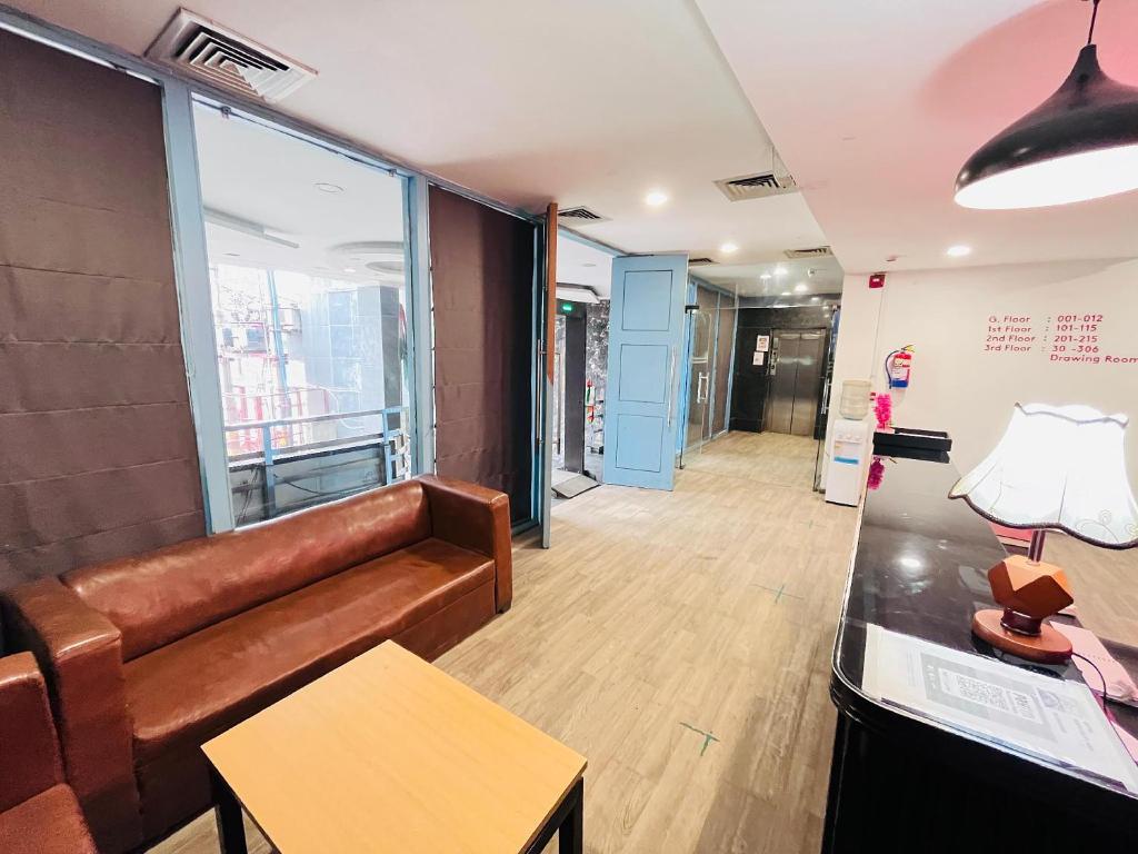 Kuchyň nebo kuchyňský kout v ubytování Qotel Hotel Chattarpur - Near Chattarpur Metro