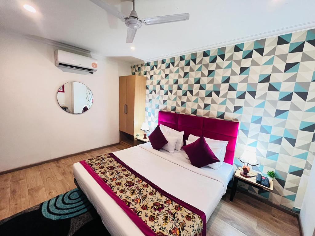 Postel nebo postele na pokoji v ubytování Qotel Hotel Chattarpur - Near Chattarpur Metro