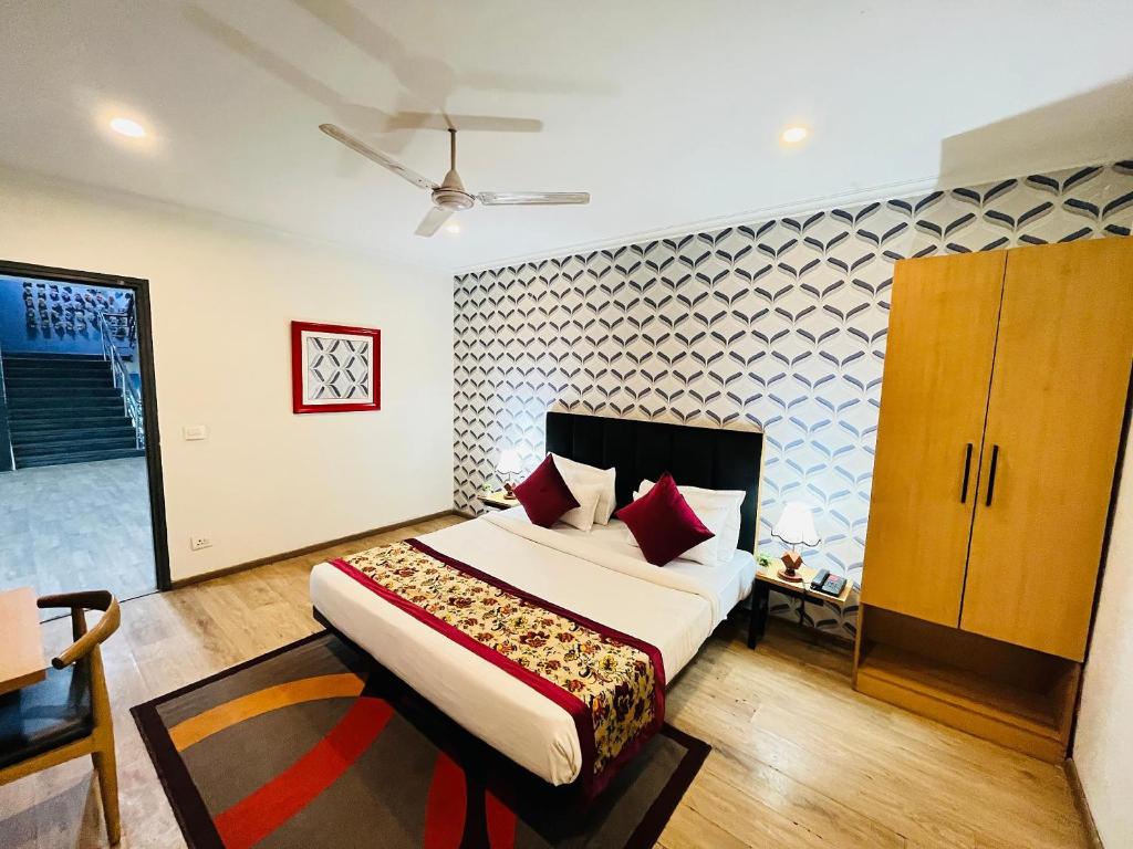 Postel nebo postele na pokoji v ubytování Qotel Hotel Chattarpur - Near Chattarpur Metro