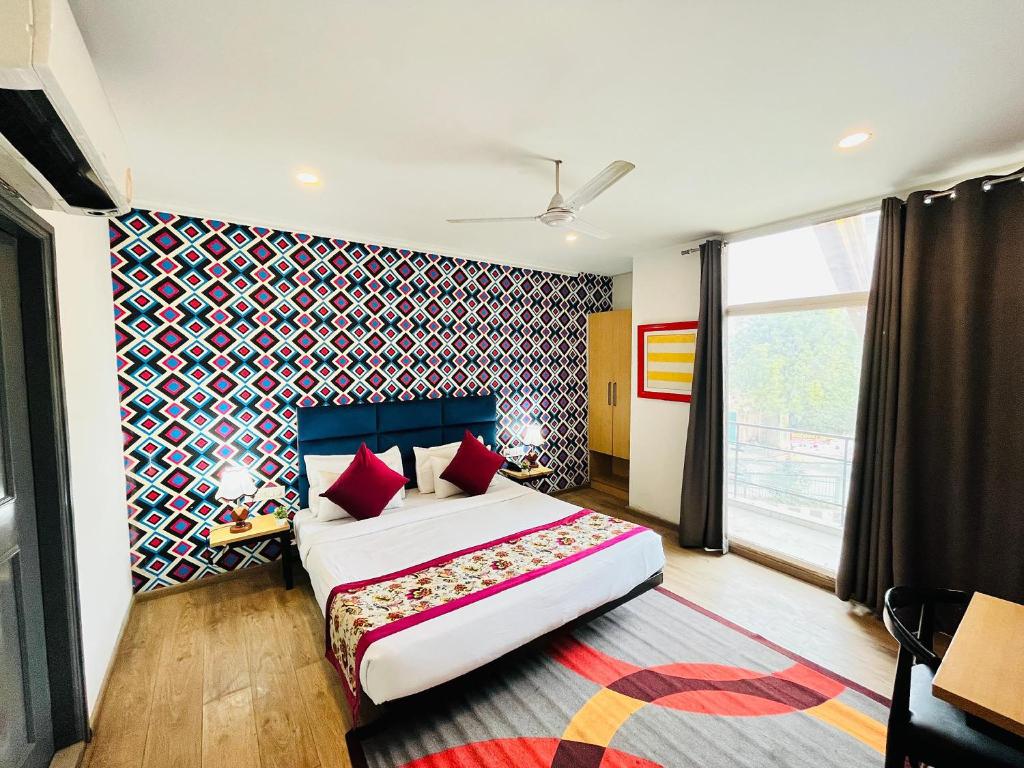 Postel nebo postele na pokoji v ubytování Qotel Hotel Chattarpur - Near Chattarpur Metro