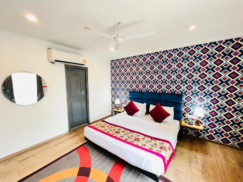 Postel nebo postele na pokoji v ubytování Qotel Hotel Chattarpur - Near Chattarpur Metro