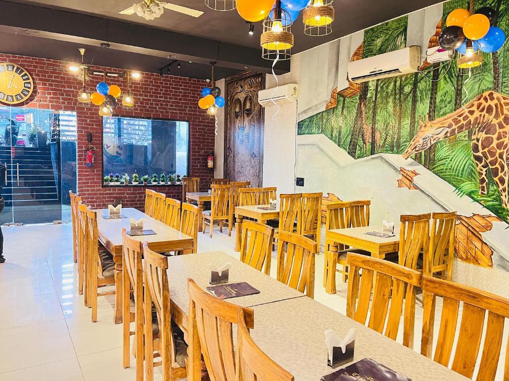 Restaurace v ubytování Qotel Hotel Chattarpur - Near Chattarpur Metro