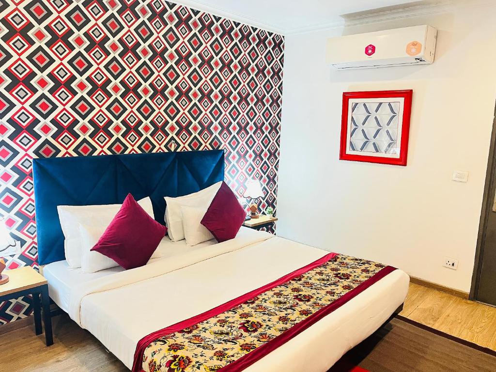 Postel nebo postele na pokoji v ubytování Qotel Hotel Chattarpur - Near Chattarpur Metro