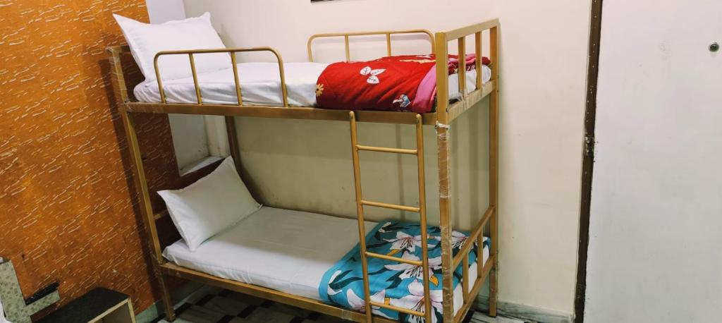 Palanda nebo palandy na pokoji v ubytování HOTEL HAYAT RESIDENCY