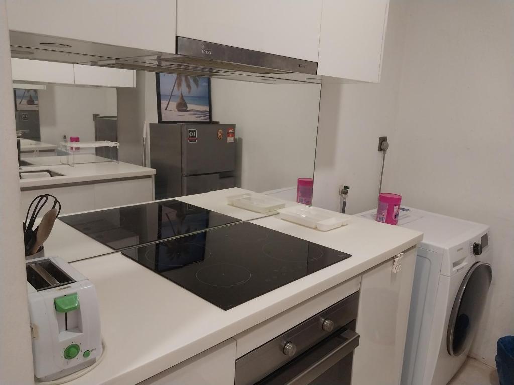 Η κουζίνα ή μικρή κουζίνα στο VORTEX SUITES KLCC by MSF