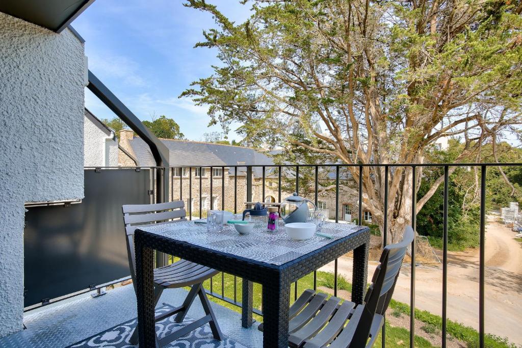une table et deux chaises sur un balcon dans l'établissement 250m de la plage - Studio pour 2 - Balcon, à Dinard