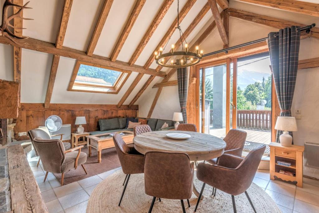un salon avec une table et des chaises dans l'établissement Appartement du Rosay - Welkeys, à Saint-Gervais-les-Bains