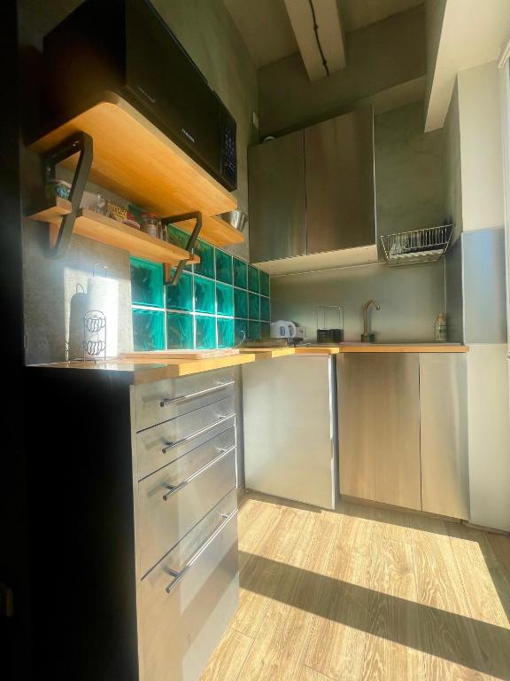 Kuchyň nebo kuchyňský kout v ubytování NavyBlue Apartments