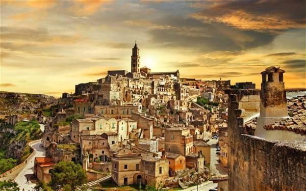 a cityscape of a city with a clock tower at B&B Lucana 22 in Matera