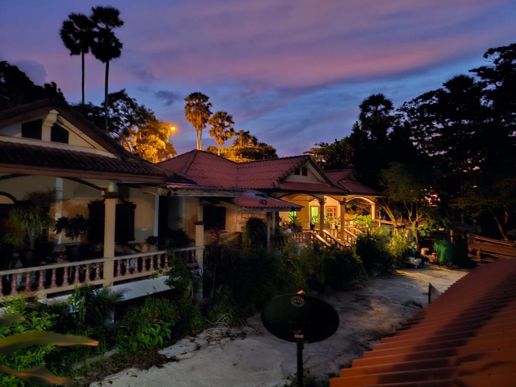 una casa di notte con le luci accese di Beachfront bungalow south of Phuket a Phuket